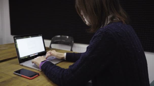 Mujer usando portátil — Vídeos de Stock