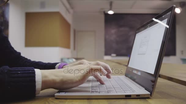 Женщина с помощью ноутбука — стоковое видео