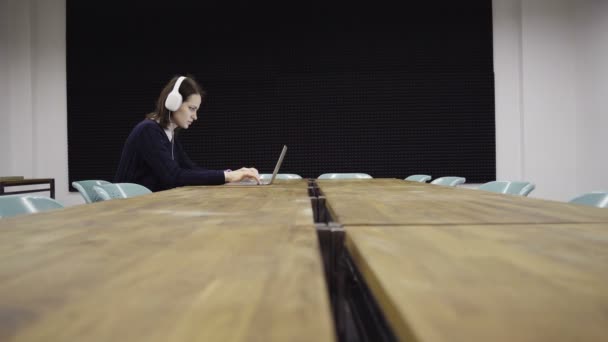 Жінка працює пізно на ноутбуці — стокове відео