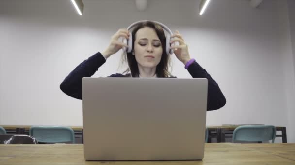 Mujer está poniendo en los auriculares — Vídeo de stock