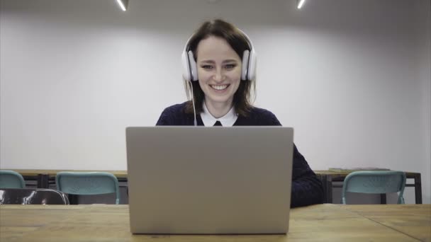 Boldog asszony befejeződött a munkanap — Stock videók