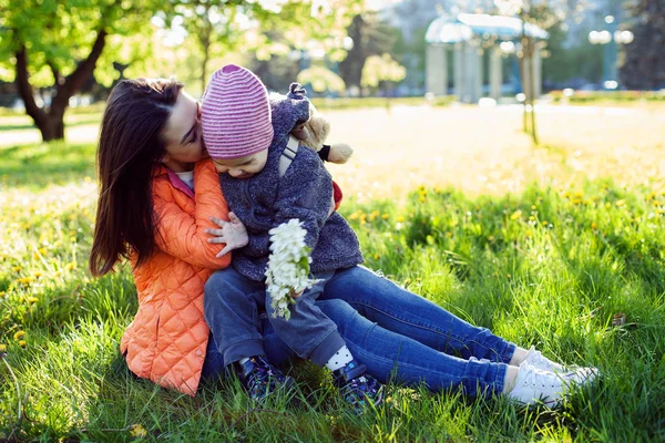 Mãe e uma criança abraçando no parque — Fotografia de Stock