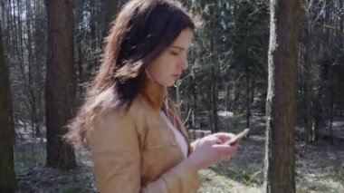 Akıllı telefon kullanan kadın