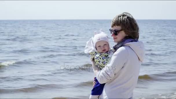 Mãe e o bebê juntos — Vídeo de Stock