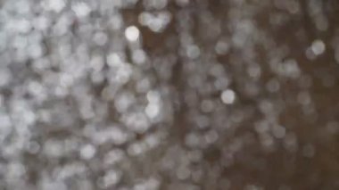 kumun üzerinde yuvarlanan su