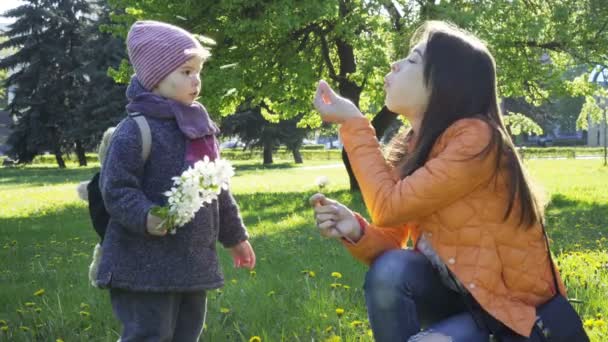 Мати і дочка проводять час разом — стокове відео