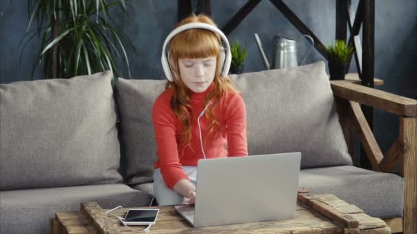 Děvčá pomocí přenosného počítače — Stock video