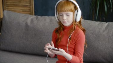 Küçük kız Smartphone kullanarak