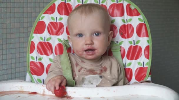 Weinig gelukkige baby vies gezicht — Stockvideo