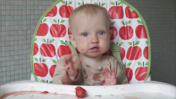 Pequeño bebé sucio feliz gesticulando — Vídeos de Stock