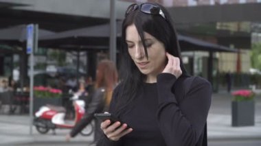 Akıllı telefon kullanan mutlu kadın.