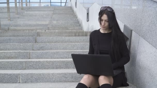 Dizüstü bilgisayar kullanan bir kadın — Stok video