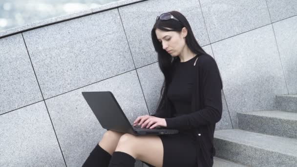 Mujer usando un portátil — Vídeo de stock