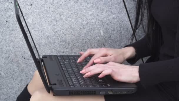 Женские руки с помощью ноутбука — стоковое видео