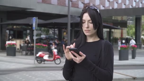 Glada vackra vuxen kvinna med smart phone — Stockvideo