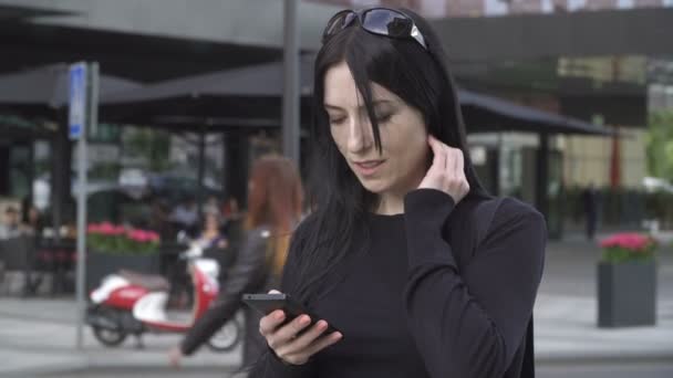 Щаслива жінка використовує смартфон — стокове відео