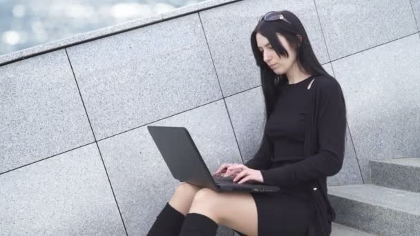 Frau benutzt Laptop — Stockvideo