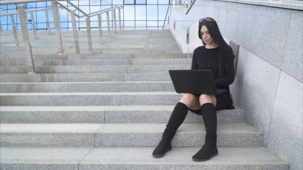 Жінка використовує ноутбук — стокове відео