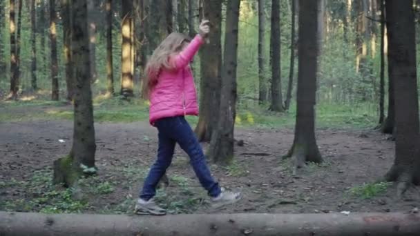 Menina está andando no log — Vídeo de Stock