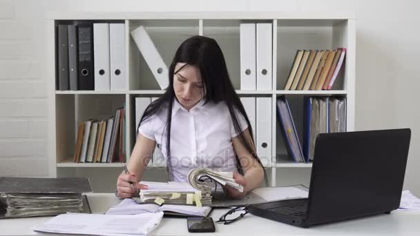Ділова жінка в офісі — стокове відео