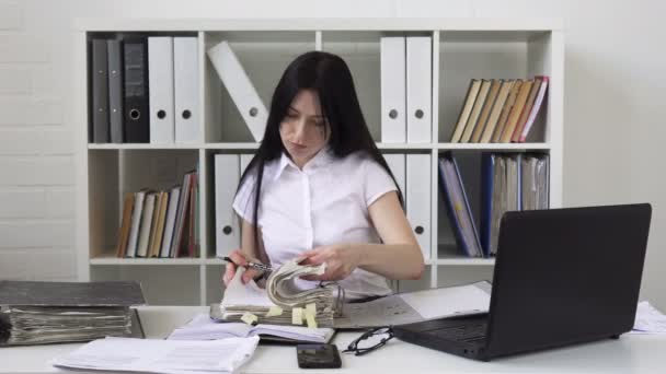 Mulher de negócios no escritório — Vídeo de Stock