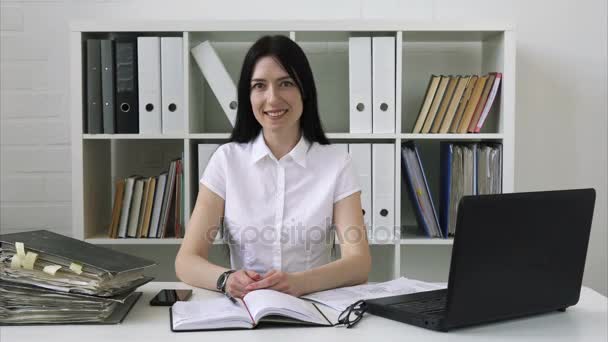 Mujer de negocios en la oficina — Vídeo de stock