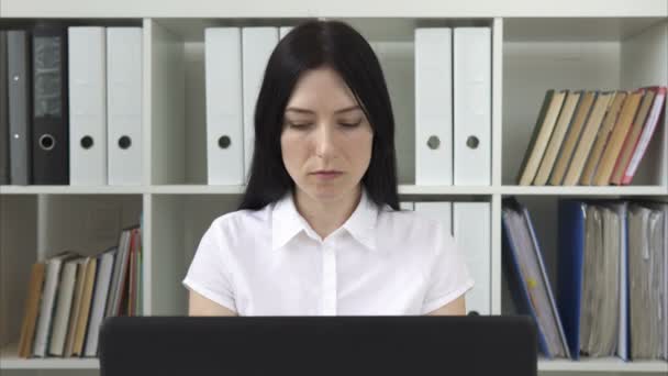비즈니스 여자 사무실에서 컴퓨터에서 작동 — 비디오
