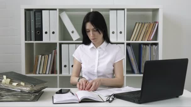 Mulher de negócios fazendo um avião de papel — Vídeo de Stock