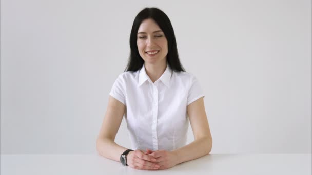 Happy brunetka žena v bílé košili — Stock video
