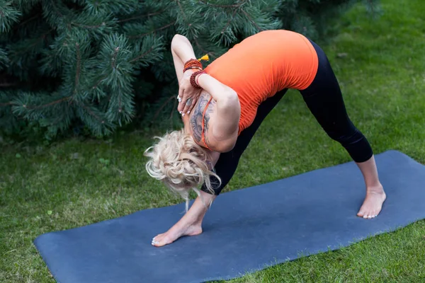 Mujer adulta haciendo yoga — Foto de Stock