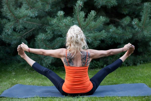 Mujer adulta haciendo yoga — Foto de Stock