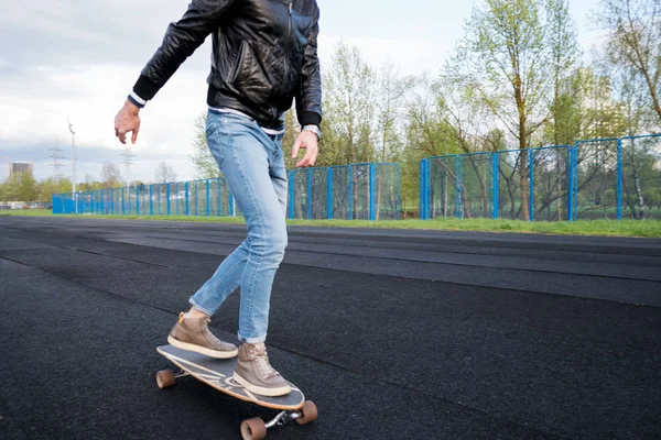 Man rijden een lange boord — Stockfoto