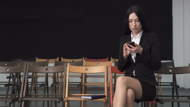 Mujer de negocios en la sala de conferencias vacía tocar smartphone — Vídeo de stock