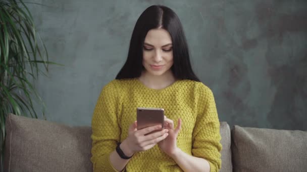 Mujer usando smartphone — Vídeos de Stock