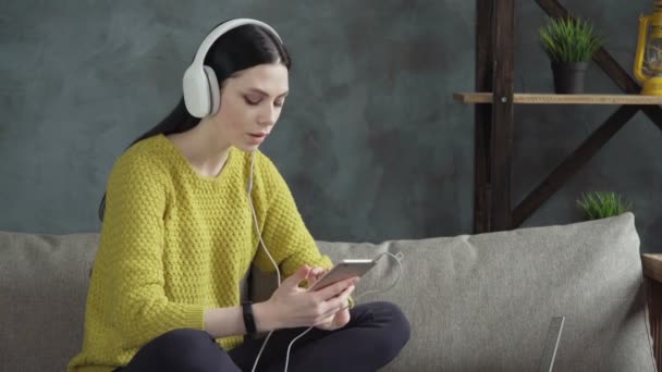 Schöne Frau mit Kopfhörer — Stockvideo