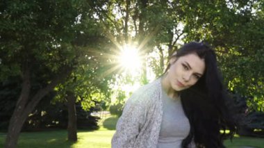 Parktaki güzel genç bayan.