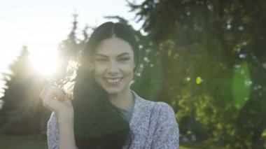 Parktaki güzel genç bayan.