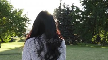 Parktaki güzel genç bayan.