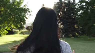 Parktaki güzel kız.