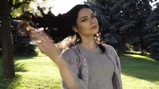 Belle fille dans le parc — Video