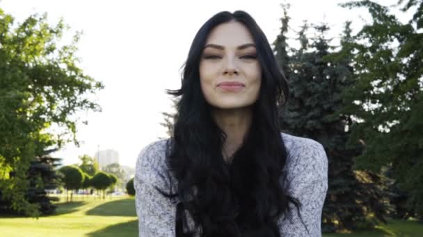 Красива молода жінка в парку — стокове відео