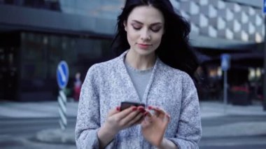 Şehirde akıllı telefon kullanan kadın.