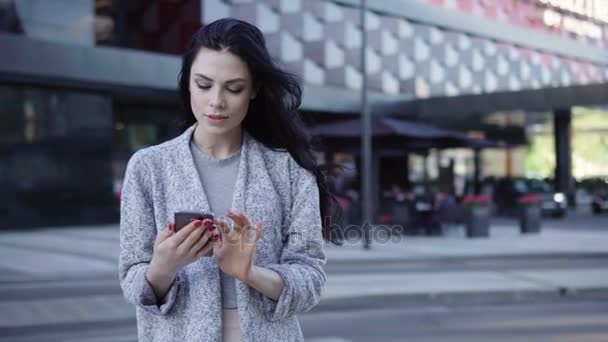 Donna che utilizza lo smart phone in città — Video Stock