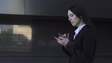 Yürüyüş ve telefonda konuşurken iş kadını