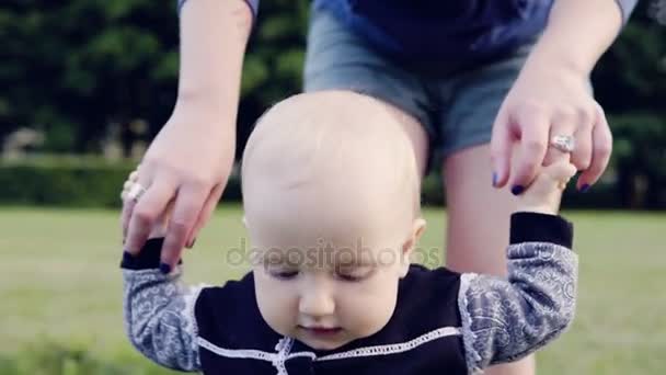 Ein Baby macht die ersten Schritte — Stockvideo