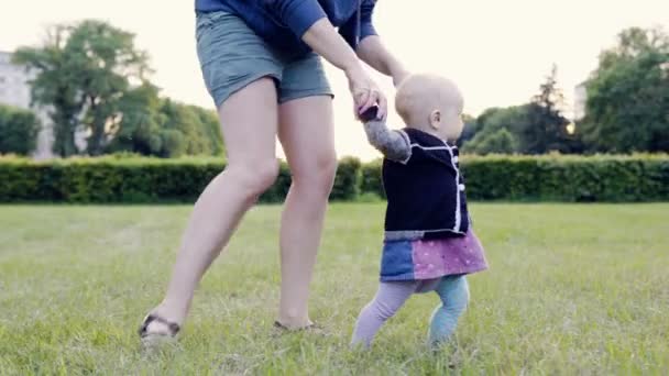 Um bebê está dando os primeiros passos — Vídeo de Stock