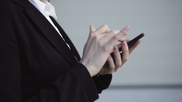 Les mains des femmes touchent l'écran du téléphone intelligent — Video