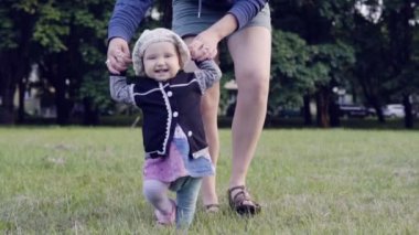 Bir bebek ilk adımları yapma