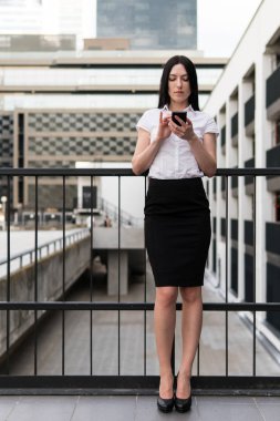 Smartphone kullanarak iş kadını