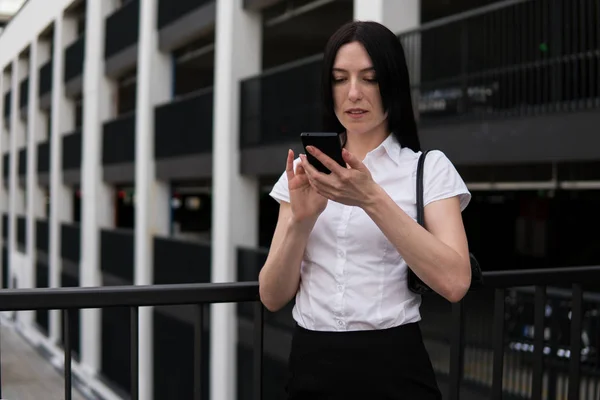 Business woman using smartphone — Stock Photo, Image